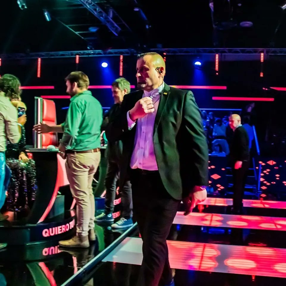 charlysecurity's tweet photo. Recordando la Final de #lavozuruguay @lavoz_uy #2022 Agradecido a @dsorondo @nachovarelauy x confiar en mi #trabajo para la seguridad de los #couches @valerialynch @lucas_sugo @negrorada @AguCasanova_ en set de grabación #work #pasion #responsabilidad #orgullo #profesionalismo https://t.co/NgWl9yVfyT