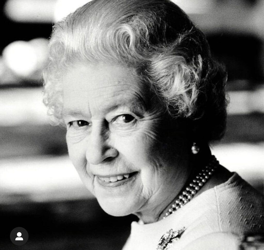 Rip the Queen! instagr.am/p/CiRFTTpodGY/