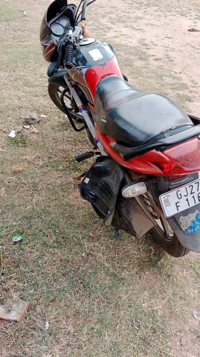 TheJitharo's tweet photo. આ TRB જવાનનું બાઈક છે જેનો નંબર GJ 27 AF 1167 છે આ બાઈક મા ધોકો લગાવવામાં આવ્યો છે 
શું આપ સાહેબશ્રી ને આની જાણ છે?
શું આ ધોકો લોકોને ડરાવવા ધમકાવવા આના ડરથી તોડ કરવા માટે રાખ્યો છે?
શું સુરેન્દ્રનગર માં સાજન ભરવાડ કાંડ થાય એની રાહ જોઈ રહી છે?
@dgpgujarat @sanghaviharsh https://t.co/sQnigSfngB
