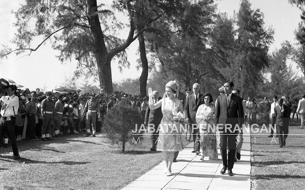 JapenSabah's tweet photo. Pemerintah paling lama dalam sejarah dunia moden, Ratu Elizabeth II mangkat pada usia 96 tahun di Istana Balmoral,Scotland.

Baginda pernah melawat Sabah pada 1972. Antara gambar kenangan lawatan baginda pada 28 Feb 1972 ke Hospital Queen Elizabeth &amp; Taman  Tg. Aru. 

#japensabah https://t.co/HqrwcBbjOh