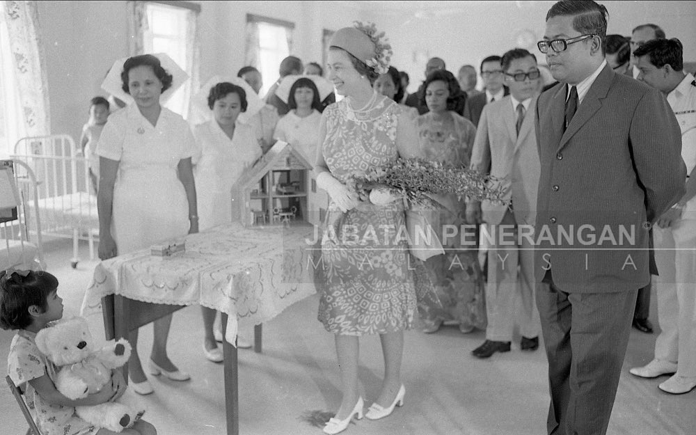 JapenSabah's tweet photo. Pemerintah paling lama dalam sejarah dunia moden, Ratu Elizabeth II mangkat pada usia 96 tahun di Istana Balmoral,Scotland.

Baginda pernah melawat Sabah pada 1972. Antara gambar kenangan lawatan baginda pada 28 Feb 1972 ke Hospital Queen Elizabeth &amp; Taman  Tg. Aru. 

#japensabah https://t.co/HqrwcBbjOh