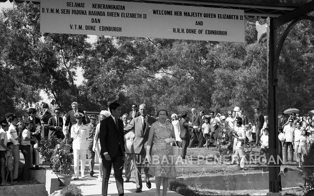 JapenSabah's tweet photo. Pemerintah paling lama dalam sejarah dunia moden, Ratu Elizabeth II mangkat pada usia 96 tahun di Istana Balmoral,Scotland.

Baginda pernah melawat Sabah pada 1972. Antara gambar kenangan lawatan baginda pada 28 Feb 1972 ke Hospital Queen Elizabeth &amp; Taman  Tg. Aru. 

#japensabah https://t.co/HqrwcBbjOh