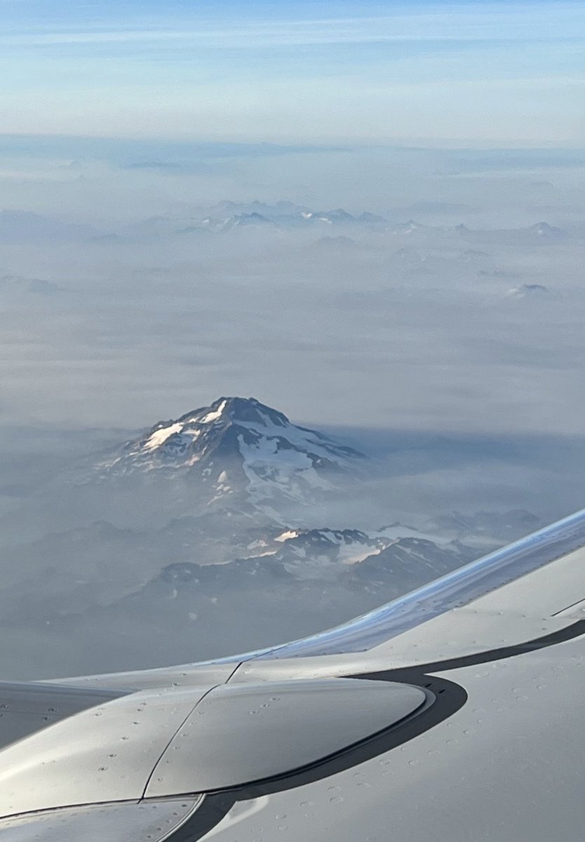 Seeing this mountain means we are almost back in #Seattle from a wonderful #BuildingConnections2022 meeting for the DIO community by the @ACGME.  Now looking forward to joining my @SNACCNeuro community for #SNACC50 tomorrow!