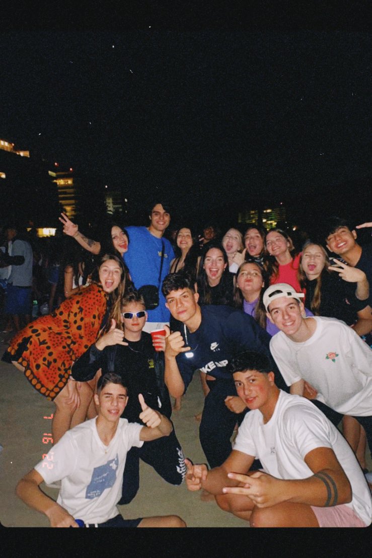 lu_sanse's tweet photo. saudades do dia que a gente encontrou o rafa no luau e descobriu que ele é a pessoa mais gente boa desse mundo, ainda mais estando levemente alcoolizado https://t.co/EemxW2okP6