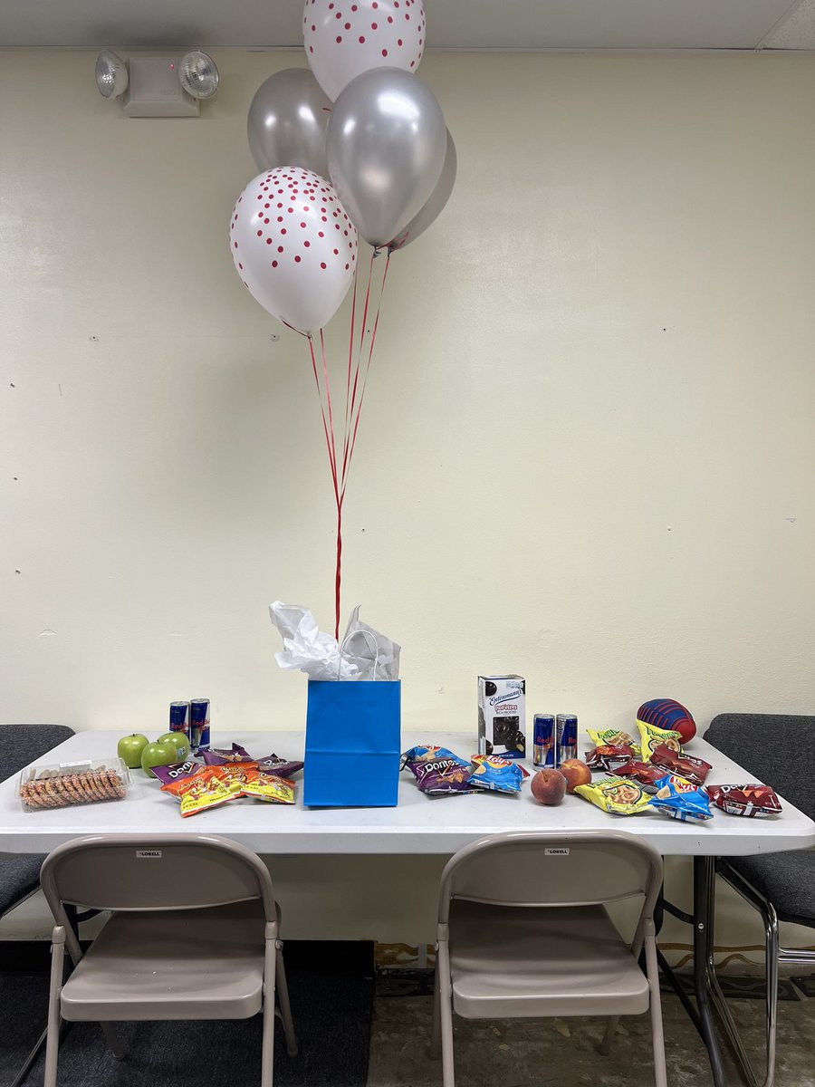 ValdesKyara's tweet photo. I just had to celebrate with the top AR store during the 2022 AHA Campaign in @onefla!! We took the win & I can’t wait for the next best 30 minutes in retail with @jrluna ! I’m so proud of Baypointe and my entire team for all their efforts #WeHaveHeart. #LifeatATT @PrimeComms https://t.co/E9lOWyQLfh