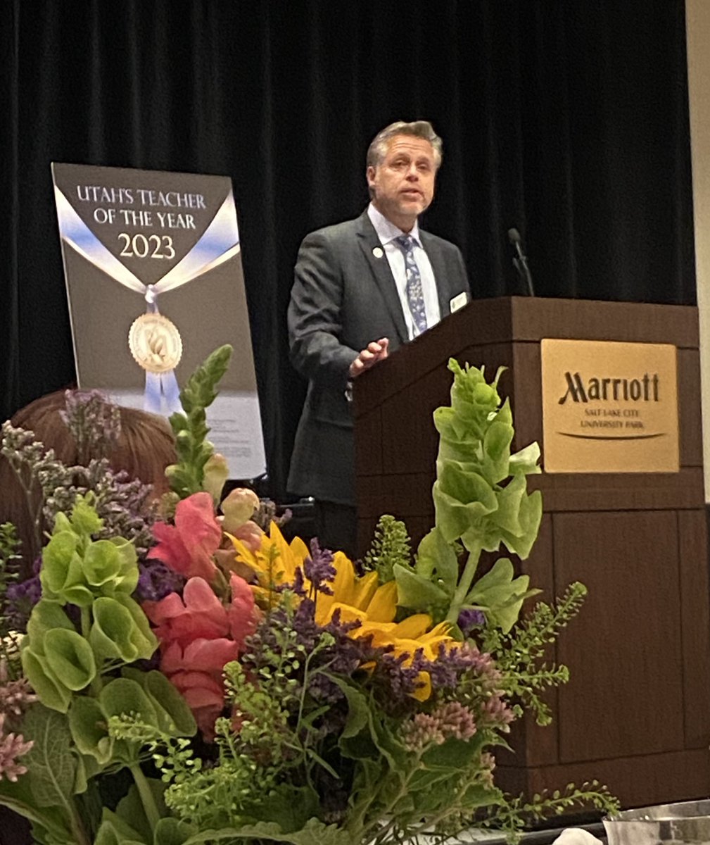 UtahTOY2014's tweet photo. 2022 Utah Teacher of the Year Mark Daniels dedicates his career success to his 5th gr teacher. “She saw me. She really saw me.” #uted #UTSTOY @UTBoardofEd @UTPublicEd @NNSTOY #NNSTOY2022 https://t.co/Tl2Sahp69I