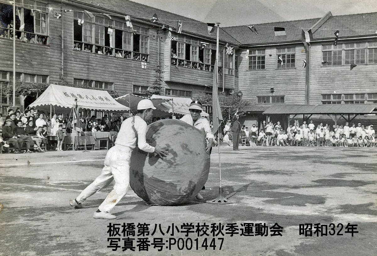 ita_archives's tweet photo. 【公文書館是好日：秋の板橋】
秋と呼ぶにはまだ早い感がしますが、中央図書館櫻井徳太郎コーナーの９月の展示はお月見。今年は９月１０日が中秋の名月に当たります。
展示写真は郷土資料館古民家年中行事のお月見飾りの様子です。その他秋の行事といえば運動会に秋祭り。さて皆さんの秋の思い出は？ https://t.co/OGfOJiXv5o
