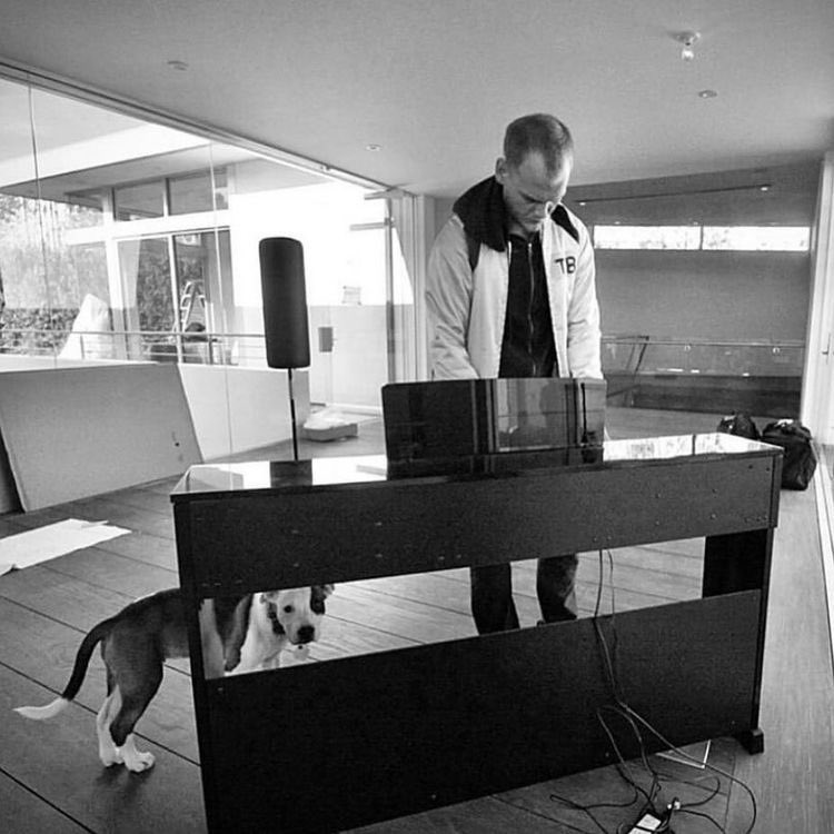 PGyko's tweet photo. I love you more than words could tell, your name will always ring a bell of good times that we shared and the moments we bled, and even if the world were to end...You'll be forever in my heart
I 💔 Forever
#HPB33 #TenMoreDays #TimBergling #Avicii #TeamAvicii #Tim
@Avicii https://t.co/msTKlR3KY2