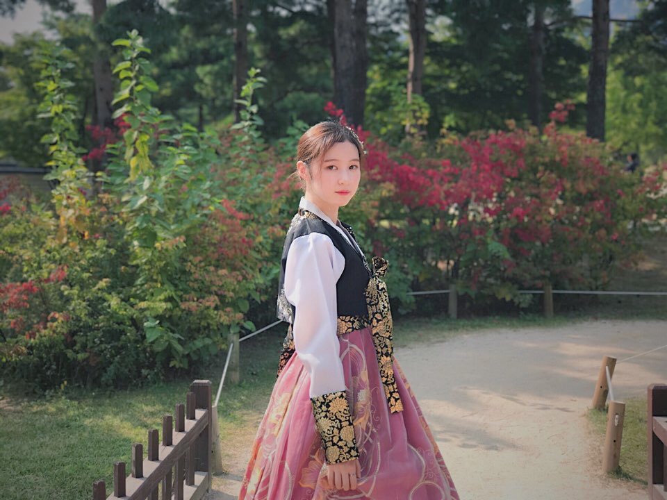 official_skyle's tweet photo. [#채현]

해피추석🎉
캐슬!! 가족들과 즐거운 시간 보내고
몸도 마음도 행복한 한가위 보내길 바라🍂
(한복입은 고등학생때 채현😉)

#SKYLE #스카이리 
#CHAEHYEON https://t.co/ZiJmW9OzVM