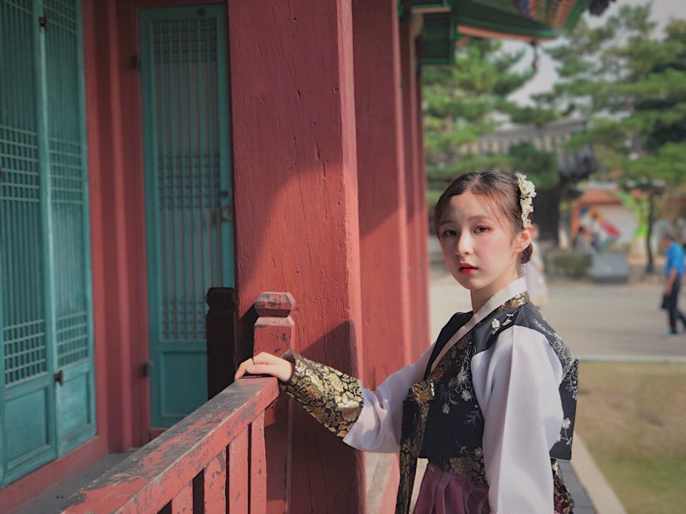 official_skyle's tweet photo. [#채현]

해피추석🎉
캐슬!! 가족들과 즐거운 시간 보내고
몸도 마음도 행복한 한가위 보내길 바라🍂
(한복입은 고등학생때 채현😉)

#SKYLE #스카이리 
#CHAEHYEON https://t.co/ZiJmW9OzVM
