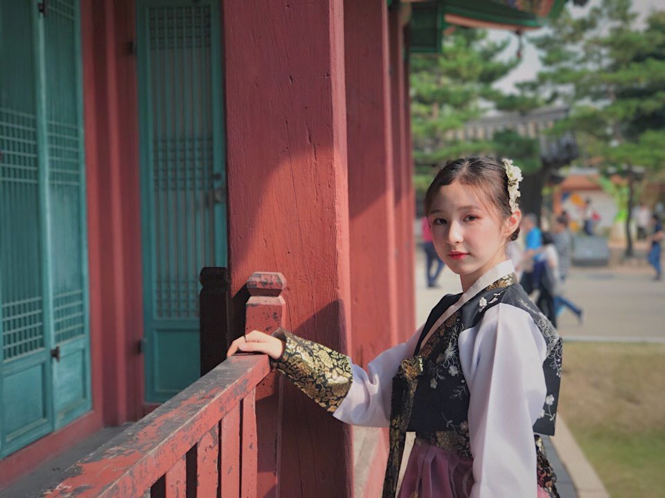 official_skyle's tweet photo. [#채현]

해피추석🎉
캐슬!! 가족들과 즐거운 시간 보내고
몸도 마음도 행복한 한가위 보내길 바라🍂
(한복입은 고등학생때 채현😉)

#SKYLE #스카이리 
#CHAEHYEON https://t.co/ZiJmW9OzVM