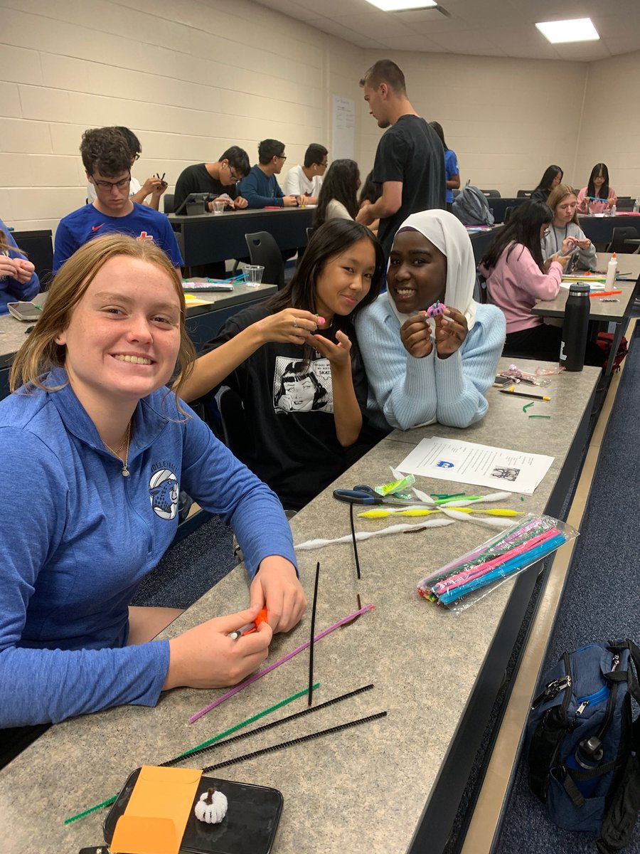 HBHSInteract's tweet photo. Fun Interact Club meeting today! Learning to make holiday crafts to bring to a senior facility. https://t.co/HTkp3TFker