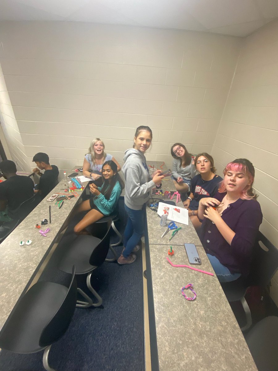 HBHSInteract's tweet photo. Fun Interact Club meeting today! Learning to make holiday crafts to bring to a senior facility. https://t.co/HTkp3TFker