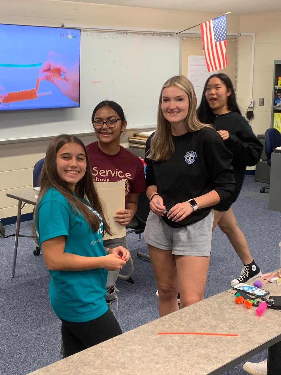 HBHSInteract's tweet photo. Fun Interact Club meeting today! Learning to make holiday crafts to bring to a senior facility. https://t.co/HTkp3TFker