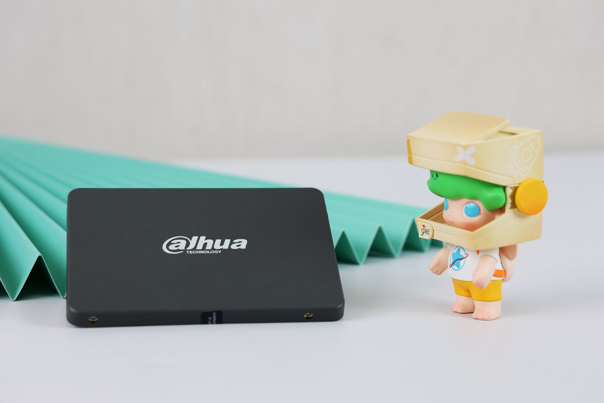 dahuamemory's tweet photo. #dahua C800A series #sata #ssd adopts high-quality 3D wafer level chip and high-performance controller! ⭐What’s the best #upgrade you’ve made to your PC?
#dahuamemory #satassd #ssdstorage #laptopsetup #desktopstorage #dahuacctv #ssdgaming https://t.co/LAdkzDJdBD