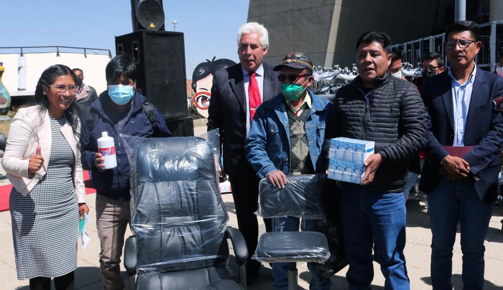 SMSALUDGAMEA's tweet photo. Alcadesa @EvaCopa_Bol junto al secretario de @SMSALUDGAMEA Dr Saúl Calderón, entregó 69 Ítems de medicamentos; además, de mobiliario para fortalecer los 58 centros de Salud de #ElAlto con una inversión de más de Bs. 2 millones.
#EvaValienteComosuGente
#GAMEA https://t.co/JF1fEv21DL