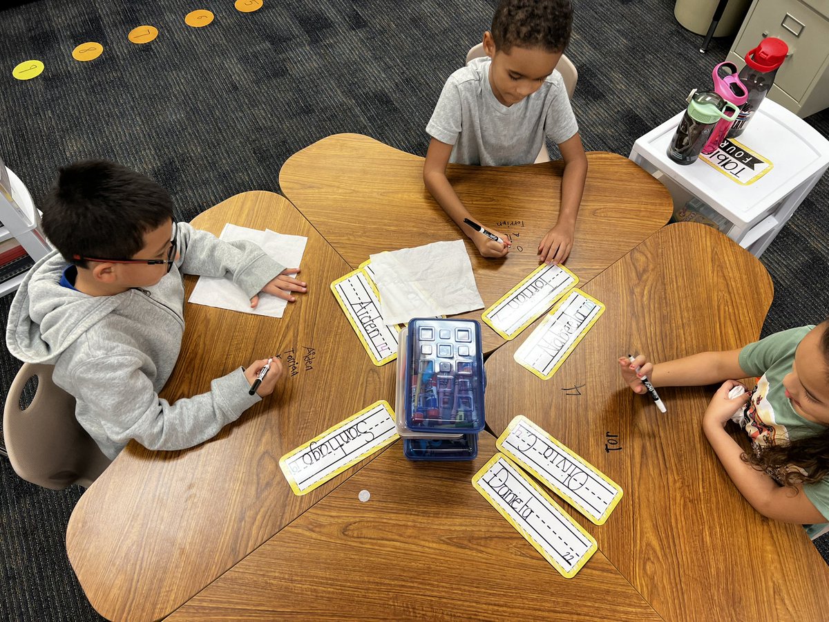 AmberKrauss1's tweet image. In phonics today, we practiced writing not only our name but those that we love and even our table partners correctly. #deskwriting