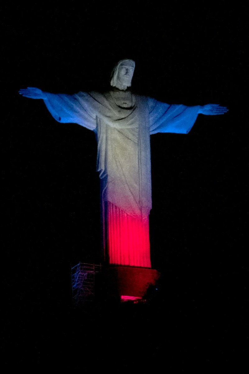 mnlstandardph's tweet photo. BRAZIL - BRITAIN - ROYALS - QUEEN - DEATH 

The statue of Christ The Redeemer bears the colours of Great Britain's flag, on September 8, 2022 in honour of the late Queen Elizabeth II, in Rio de Janeiro, Brazil. Brazil's President Jair Bolsonaro declared---
📸 AFP 
#QueenElizabeth https://t.co/frrjYV1LG1