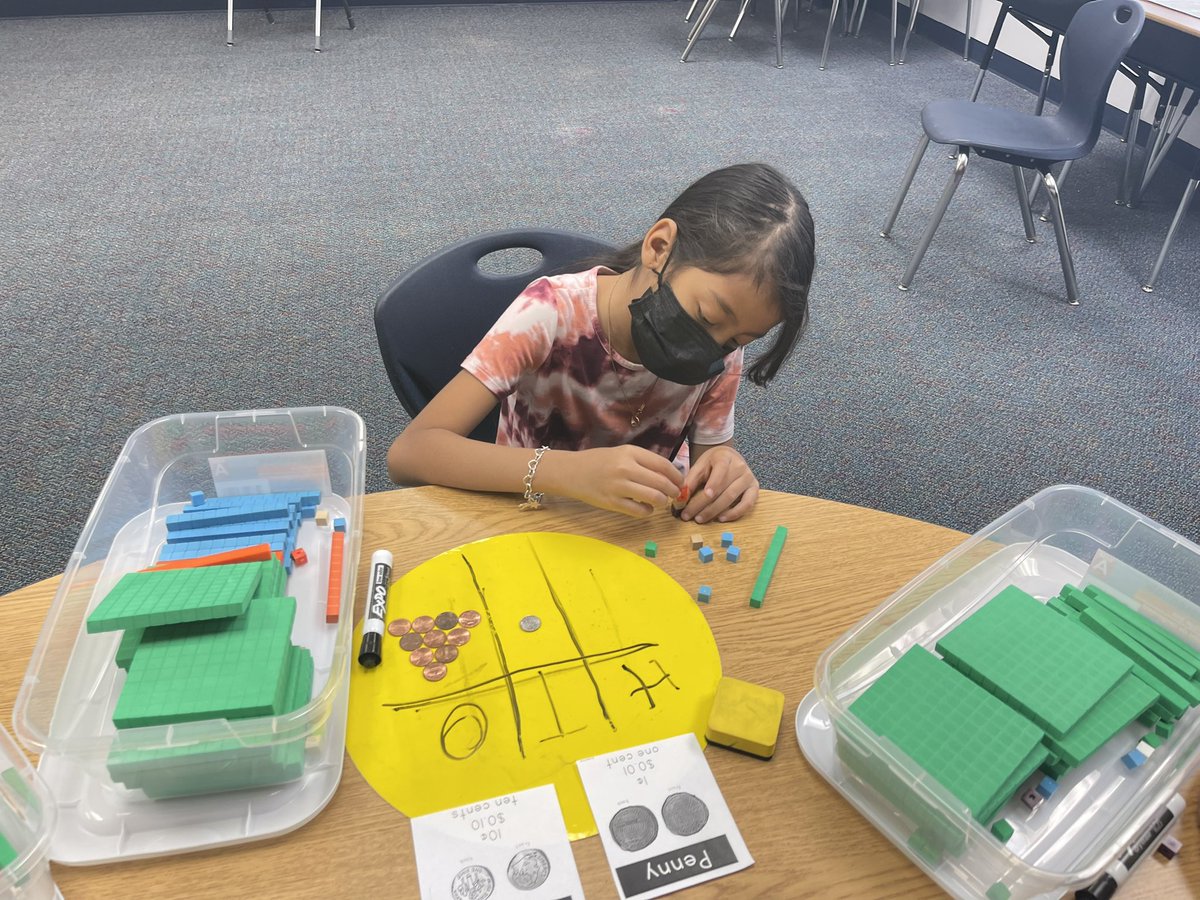 S_Rod33's tweet photo. Scholars making connections between the base-ten place value system and our monetary system. @FBISDmath @FortBendISD @JES_Dragons #KnowYourImpact #Manipulatives #elemchat #edutwitter #edgap #NumberWorlds #math #intervention #teachertwitter #elemchat #education https://t.co/0Mafg9sxlN