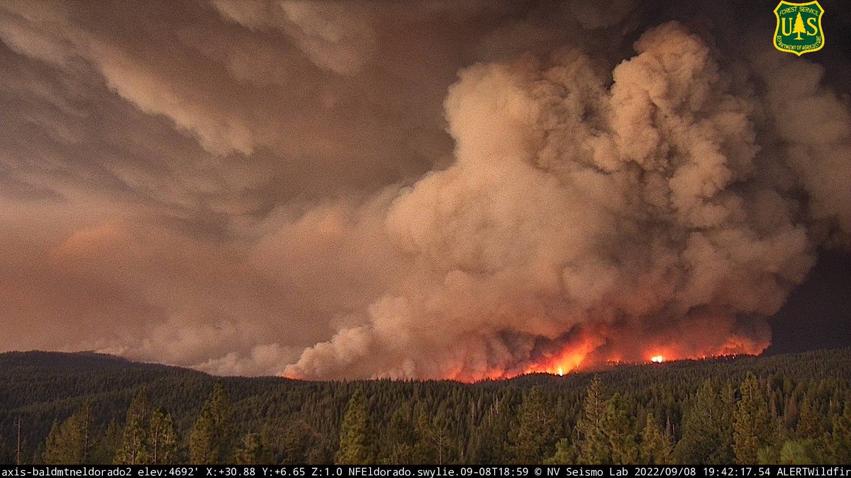 SDTorwhatever's tweet photo. Tonight, the #MosquitoFire is creating apocalyptic scenes in El Dorado and Placer counties. Made a massive run and destoyed structures in Volcanoville and surrounding areas. Very reminiscent of Dixie and Caldor fires last year. https://t.co/OzIy6uflvy