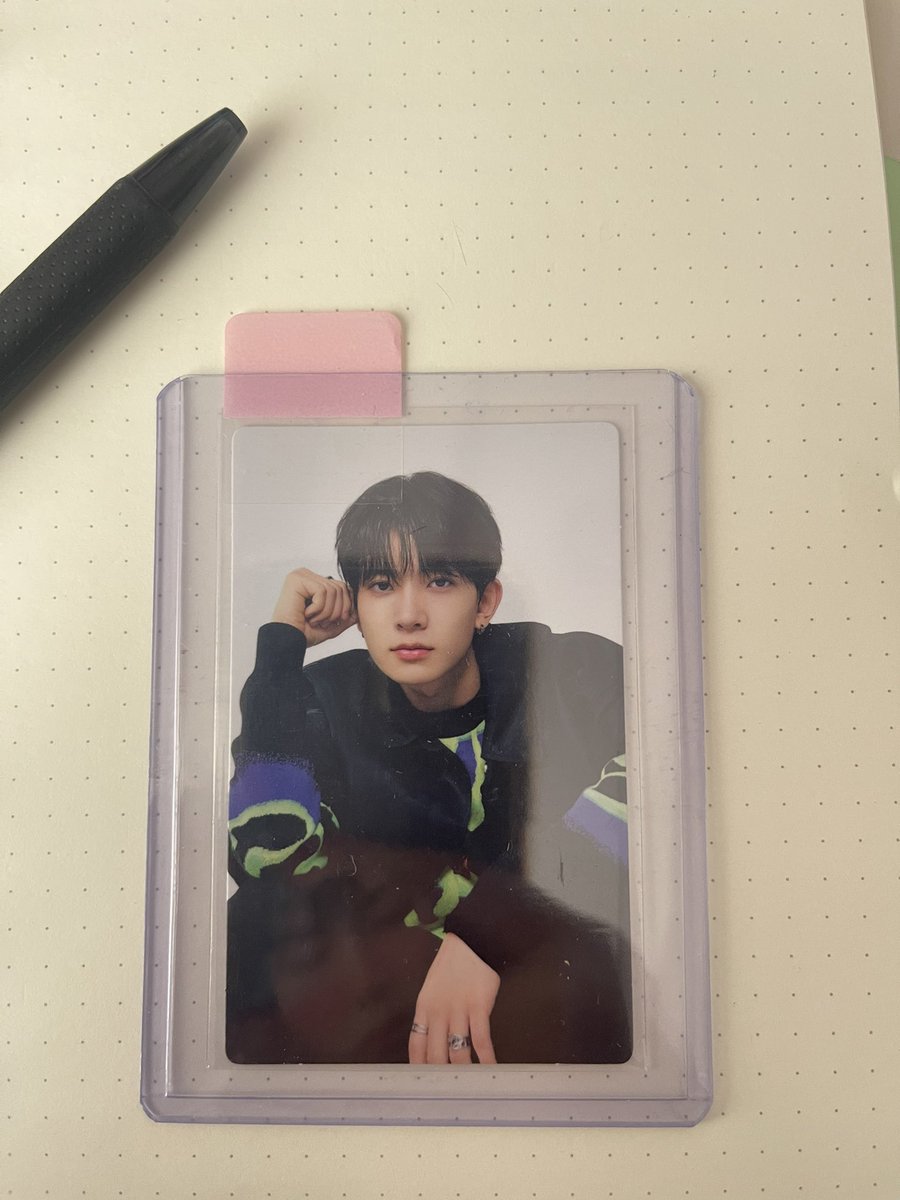jongslayy's tweet photo. titigan game strong w heeseung โจ thank you so much for bringing him home!! super duper lakas ng sparks niya ๐ฅบ @luvbluejays_ #fromclawy https://t.co/OO95dOwLuy