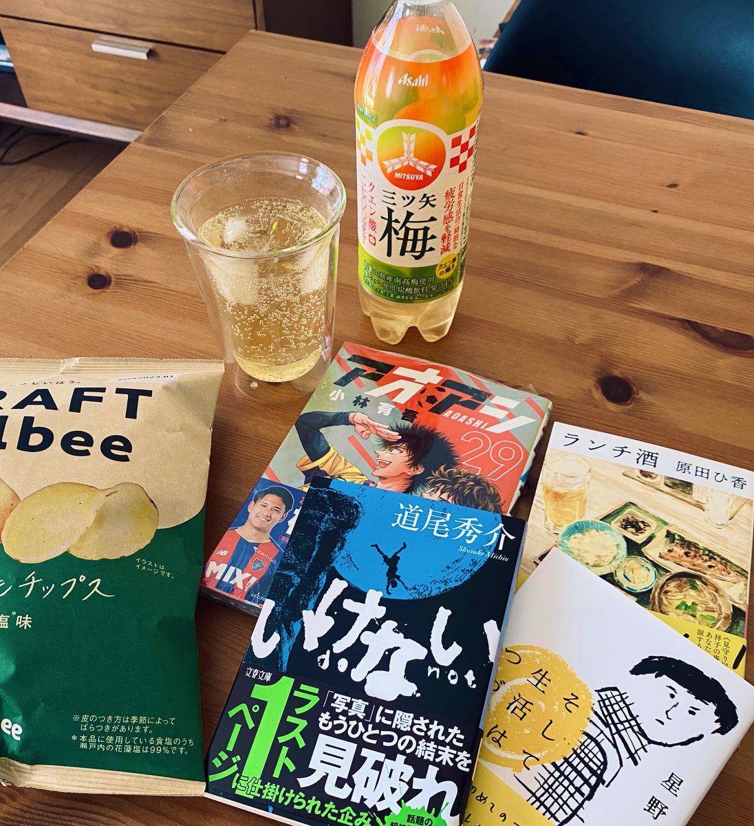 michan00's tweet photo. 無条件でしあわせになれるセットがこちら📚🍹🍟 https://t.co/ykbsDza74z