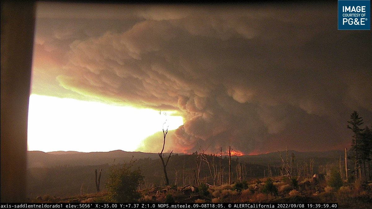 SDTorwhatever's tweet photo. Tonight, the #MosquitoFire is creating apocalyptic scenes in El Dorado and Placer counties. Made a massive run and destoyed structures in Volcanoville and surrounding areas. Very reminiscent of Dixie and Caldor fires last year. https://t.co/OzIy6uflvy