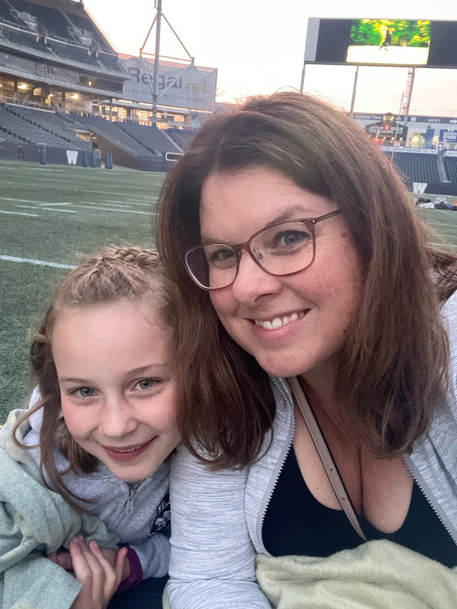 rbdreger's tweet photo. Great picture 😊 of Madison and Willie at the @Wpg_BlueBombers movie night 🍿at #IGF . Girls still chatting about the movie #theblindside and then meeting @Stmn_Willie_Bmn and @HeyHeyHollyJ . Thanks to Holly for the movie and a girls nite out at #IGF . #firstnten https://t.co/CKUjsx6eSq
