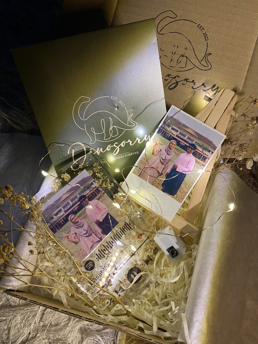 Dinosorry_co's tweet photo. @naemak_ @mmuhdnoahh Hi tumpang lalu, Birthday kawan dah nk dekat? Tak tahu nak bagi ape? Hi i ade jual spotify plaque and giftbox murah2 je.. Mula dari 18 ringgit je tau! 

Click link below to order!✨🌿

📌https://t.co/fKEAXbTD78 https://t.co/6q62s2miyC
