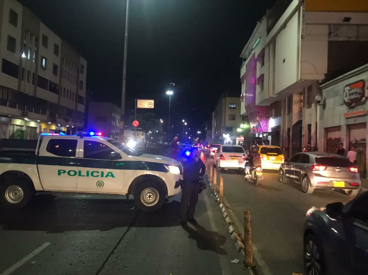 CWMasNoticias's tweet photo. Autoridades cerraron túnel mundialista para evitar que caravana de  motociclistas ingresen. https://t.co/biU5gMV3PM