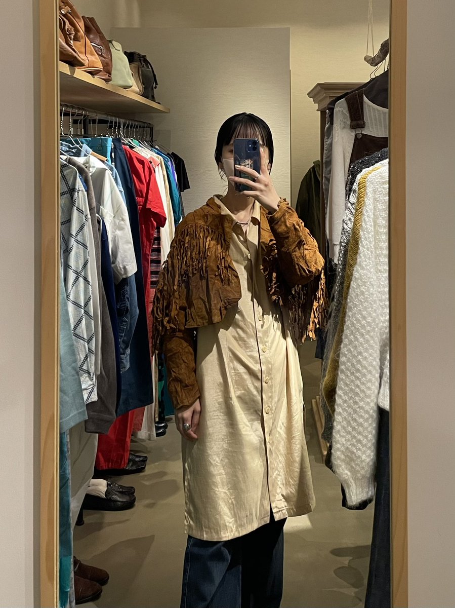 pichet_paseo's tweet photo. デザイン珍しいレザージャケット、一点のみ入荷しております！

フリンジがオシャレで古着ならではのデザインかと。

ショート丈なのでワンピースや、レイヤードが面白いアイテムですよ！ https://t.co/IFT4uLxHMt
