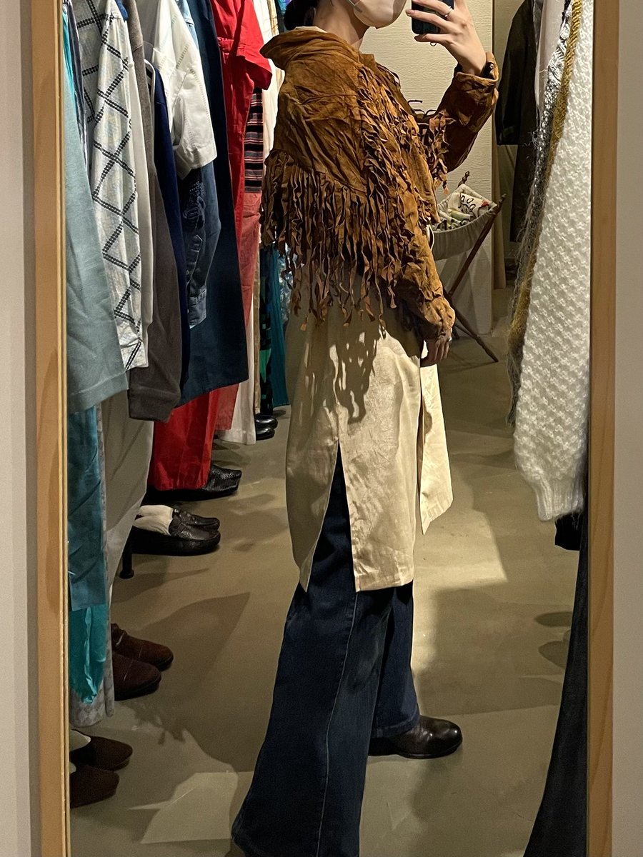 pichet_paseo's tweet photo. デザイン珍しいレザージャケット、一点のみ入荷しております！

フリンジがオシャレで古着ならではのデザインかと。

ショート丈なのでワンピースや、レイヤードが面白いアイテムですよ！ https://t.co/IFT4uLxHMt