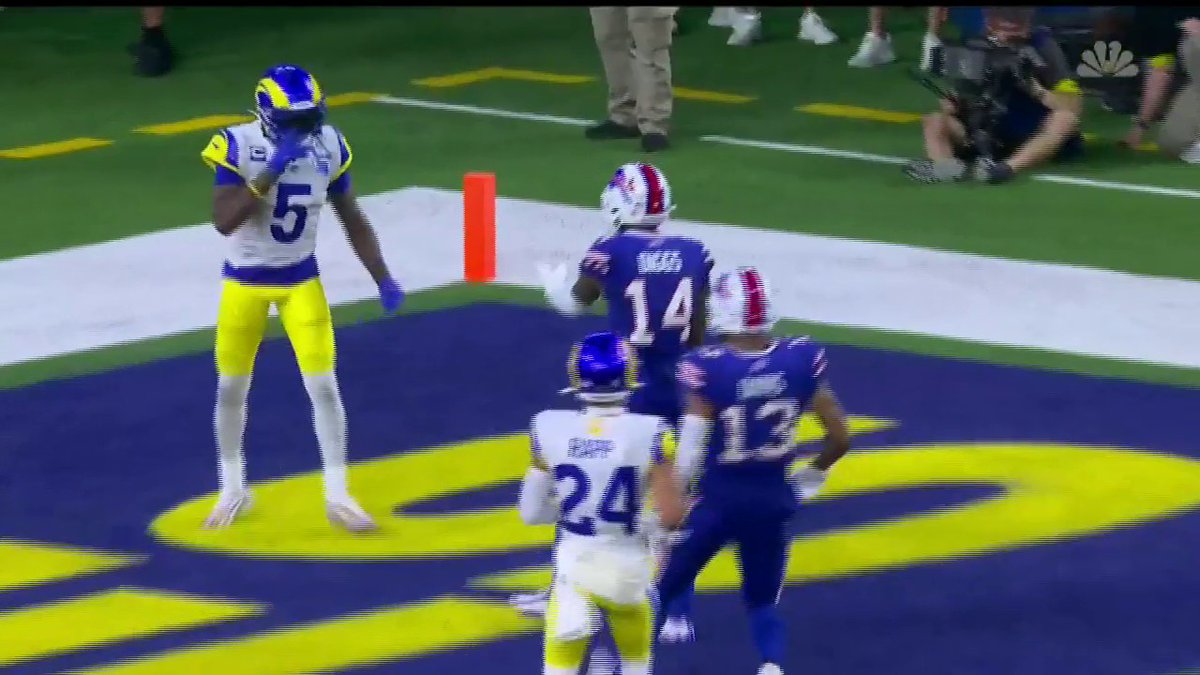 NFLonFOX's tweet image. 👀 @stefondiggs popped up and immediately had some words for Jalen Ramsey after beating him for a 53-yard touchdown