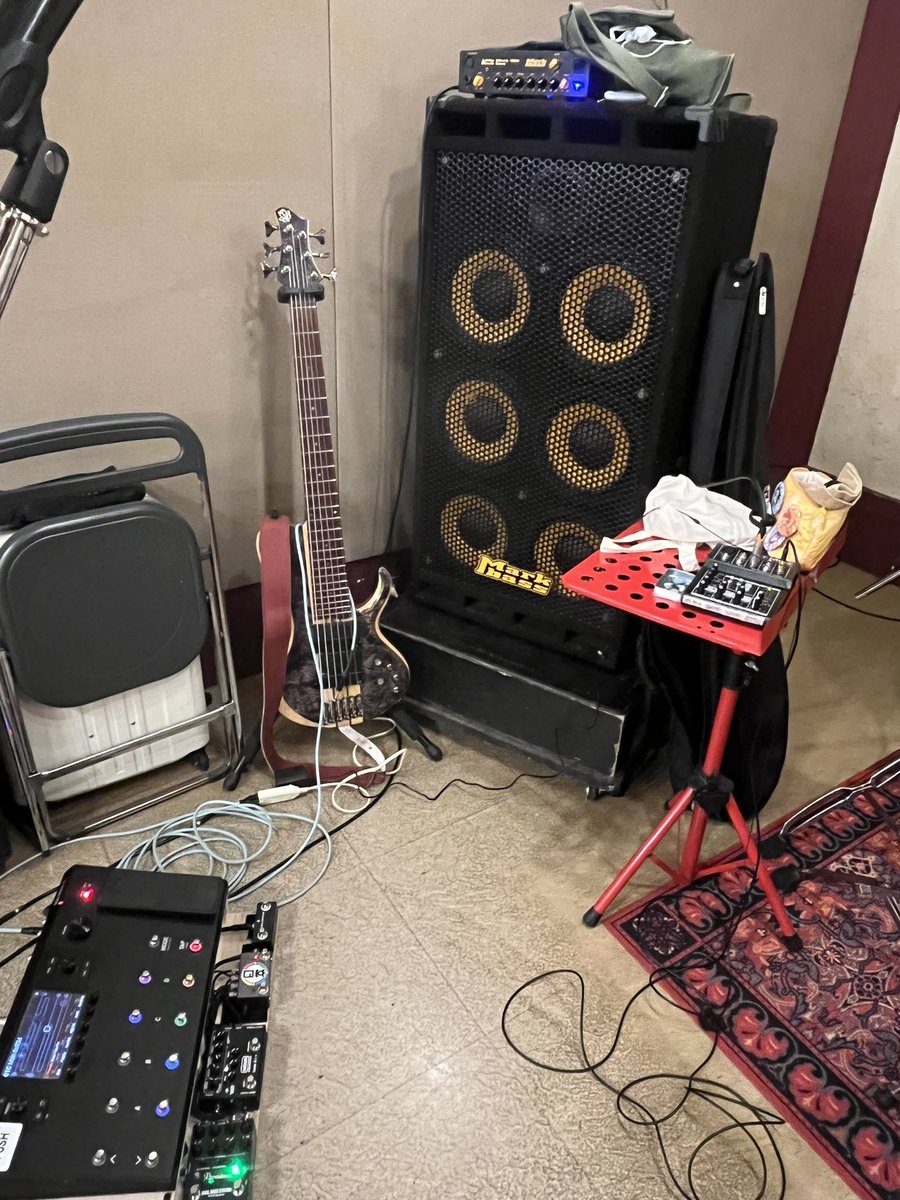 3no_ba33's tweet photo. マークベースがとてもかわいい。
#markbass
シールド水色なのかわいい。
#kaminaricable
ポーチ黄色いのかわいい。
#peinto
譜面台赤いのいかつい。
#dokonoyatsu
bookmanリハでした。 https://t.co/wttauFEL0G