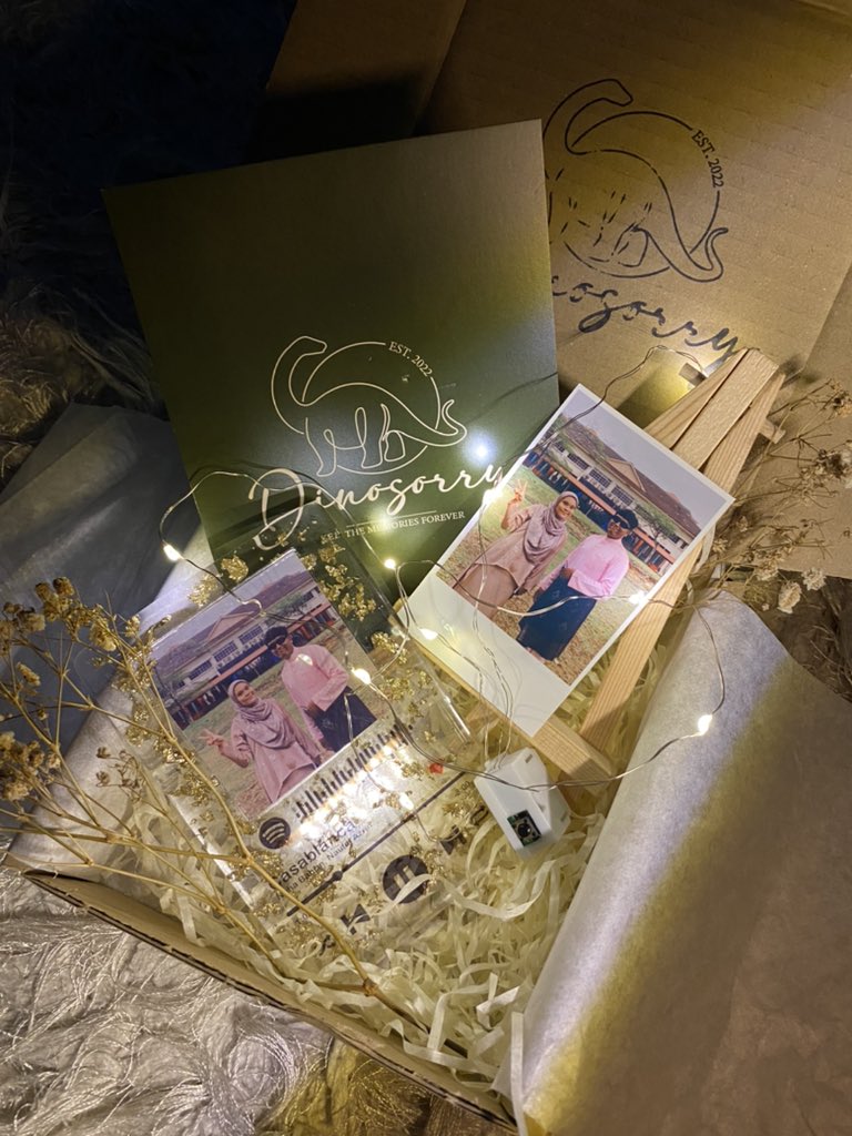 Dinosorry_co's tweet photo. @H_Bakkaniy Hi tumpang lklan ye, Birthday kawan dah nk dekat? Tak tahu nak bagi ape? Hi i ade jual spotify plaque and giftbox murah2 je.. Mula dari 18 ringgit je tau! 

Click link below to order!✨🌿

📌https://t.co/fKEAXbTD78 https://t.co/uayPXE1KPQ