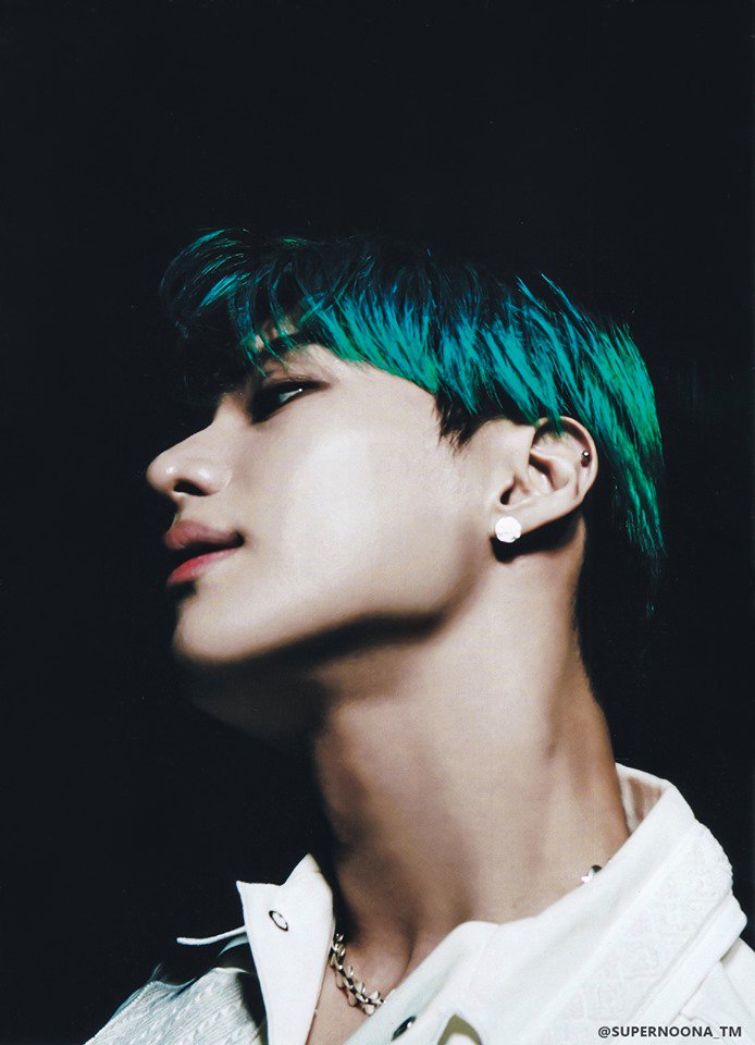 writtenforevan's tweet photo. taemin's perfectly sculpted jawline appreciation tweet https://t.co/UKfFQ0B65D