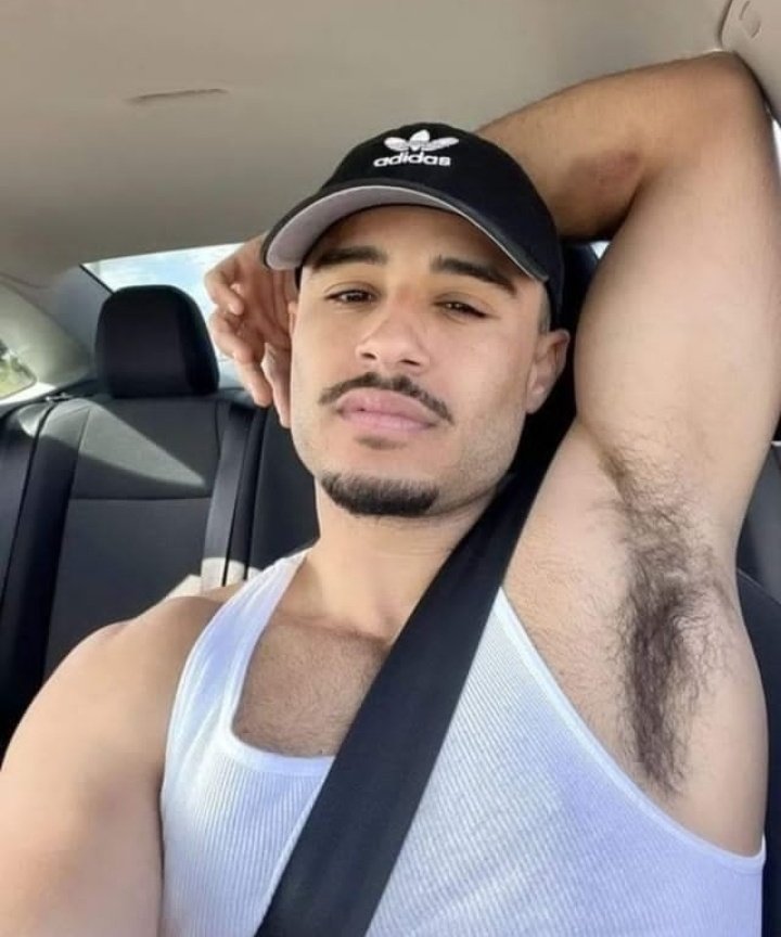 alejo31835738's tweet photo. Amos este tipo de pelos nms es una cosa tan más sabrosa, es un sueño tener mi nariz hay recién sudada sus axila  👃💦💪🤤👅 https://t.co/Uu3pAKYcc7