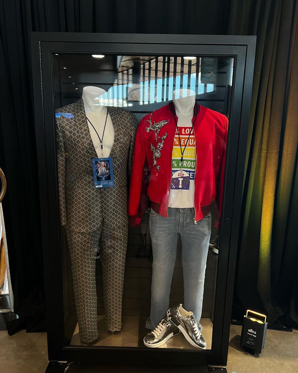patd_arg's tweet photo. Vestuarios de Brendon y flyers de Kinky Boots https://t.co/m8LTX3XmTD