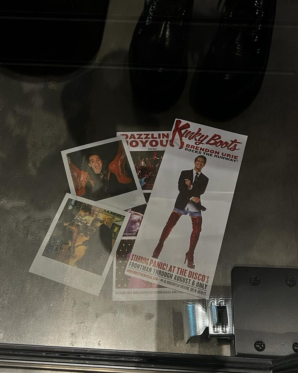 patd_arg's tweet photo. Vestuarios de Brendon y flyers de Kinky Boots https://t.co/m8LTX3XmTD