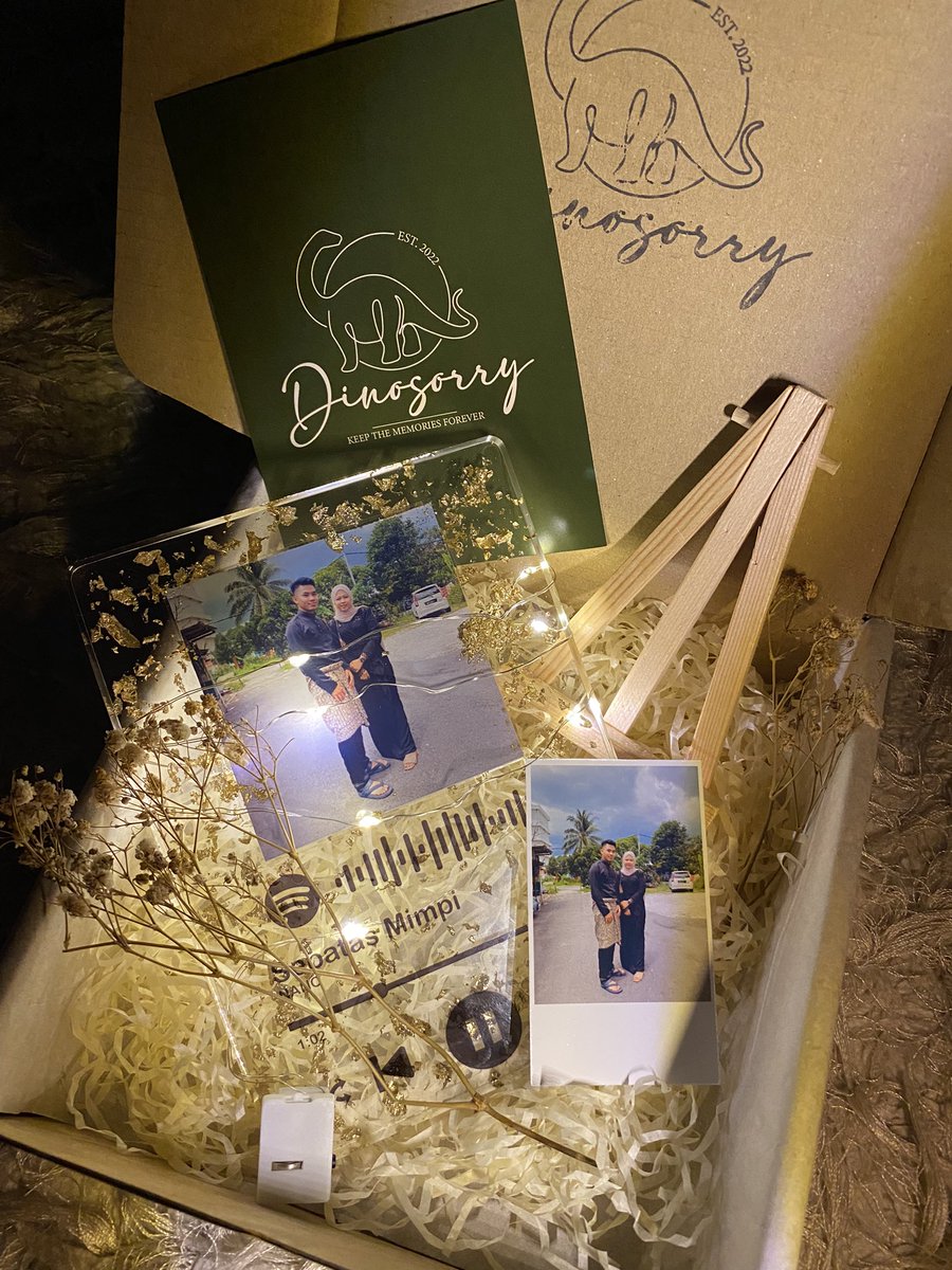 Dinosorry_co's tweet photo. @khairulaming Payah jugak eh manager gini.

Btw tmpg ye, Birthday kawan dah dekat? Tak tahu nak bagi ape? I ade jual spotify plaque &amp; giftbox murah2 je.. Mula dari Rm 18 tau! Taknk beli tkpe tolong RT untuk rezeki saya je. Terima kasih

Click link below to order!✨🌿

📌https://t.co/fKEAXbTD78 https://t.co/khnpU3q8W4