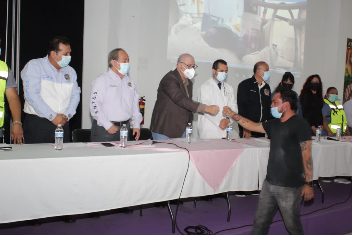 IMSSCDMXNorte's tweet photo. Autoridades del #IMSSCDMX Norte y representantes de la Sección XXXII del #SNTSS entregaron constancias a personal que participó en el curso de fundamentos básicos de protección civil, organizado por la representación sindical  y apoyo de H. cuerpo de @Bomberos_CDMX https://t.co/H5UX5tAqot