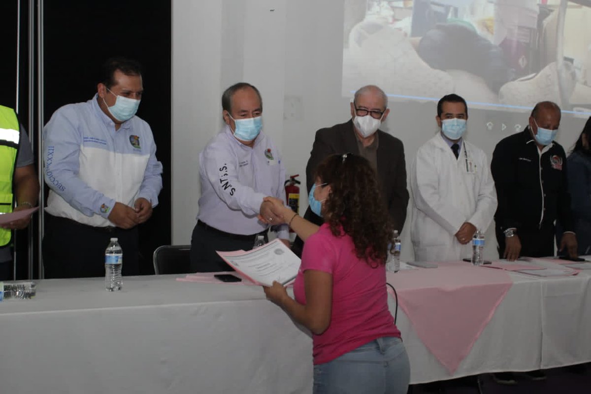 IMSSCDMXNorte's tweet photo. Autoridades del #IMSSCDMX Norte y representantes de la Sección XXXII del #SNTSS entregaron constancias a personal que participó en el curso de fundamentos básicos de protección civil, organizado por la representación sindical  y apoyo de H. cuerpo de @Bomberos_CDMX https://t.co/H5UX5tAqot