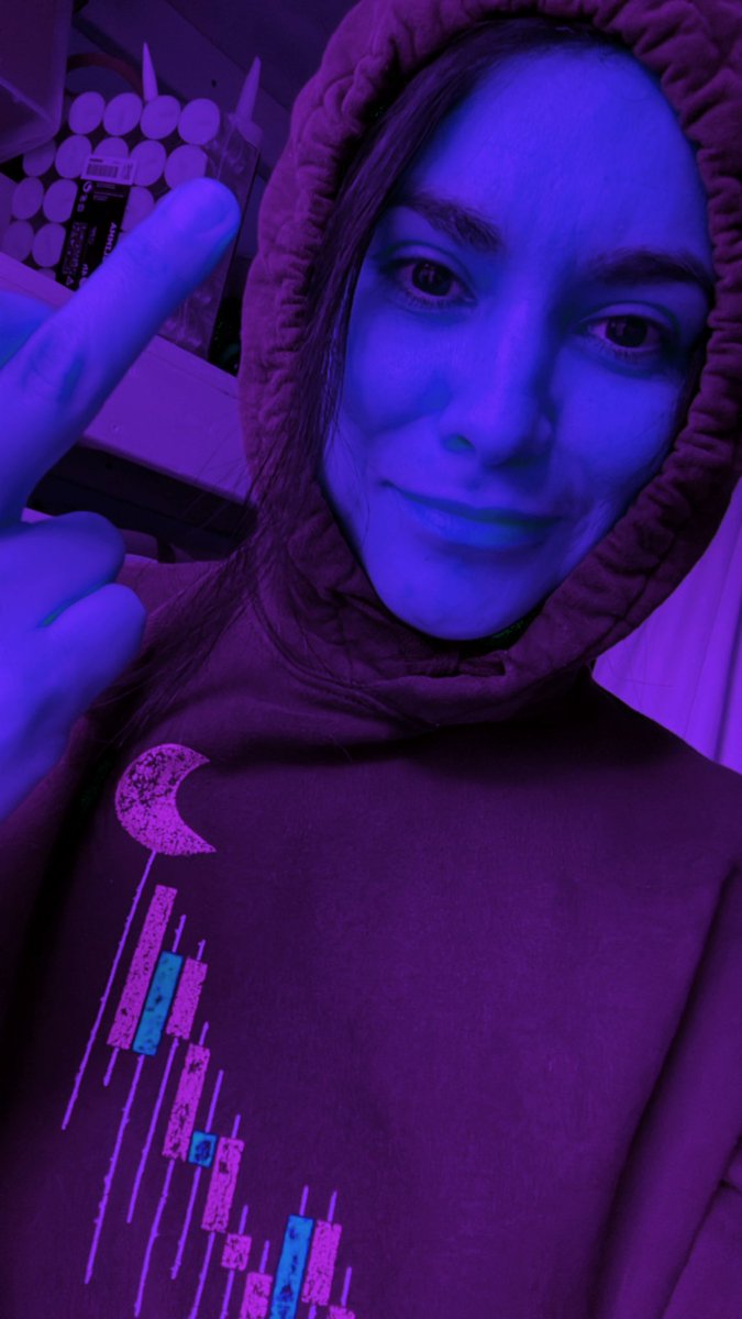 charligiirl's tweet photo. My sweatshirt says 2 the moon. 👽

💎🖕🏼#fedge 
#amc #ape #gme $ape $amc https://t.co/MGlwbzNsdc