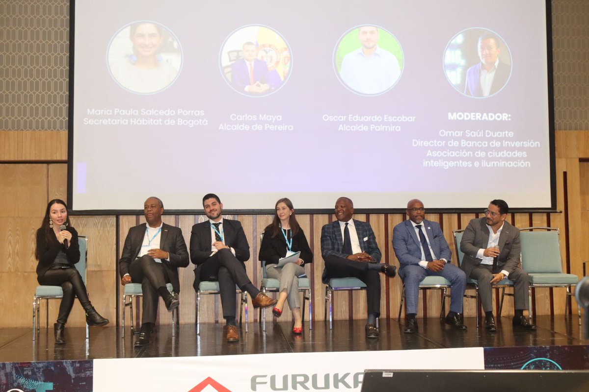 asointermedias's tweet photo. Durante Expoiluminación Colombia, en Bogotá, nuestro Presidente @SoyOscarEscobar participó del Foro Internacional con la Asociación de Alcaldes de Norte América @ignitecities. 
Y con los Alcaldes de @Alcaldiafblanca @alcaldiaptocol y @AlcaldAguachica estuvimos en el foro nacional https://t.co/CdXgrGYbI8