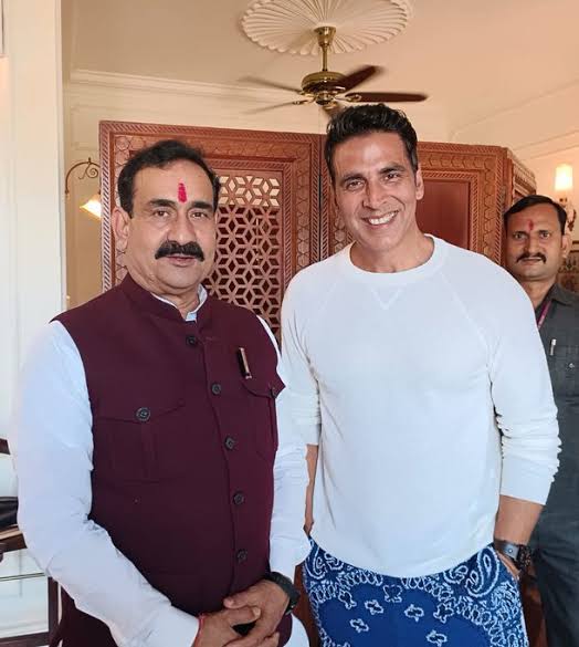drnarottammisra's tweet photo. लोकप्रिय फिल्म अभिनेता श्री अक्षय कुमार जी को जन्मदिन की हार्दिक बधाई और शुभकामनाएं।

मां पीतांबरा से प्रार्थना करता हूं कि वे आपको हमेशा स्वस्थ और प्रसन्न रखें।
#AkshayKumar https://t.co/CvnrGSSTPe