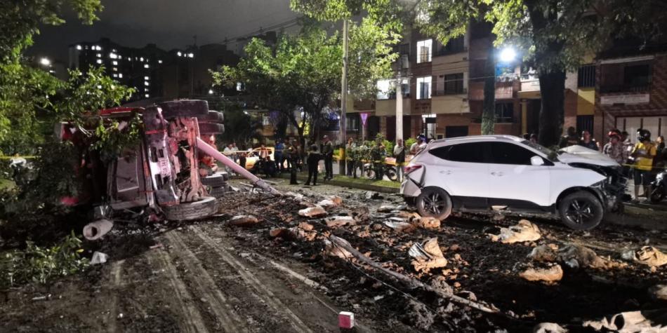 Citytv's tweet photo. ¡Atención!🚨Aparatoso accidente de tránsito dejó al menos cinco muertos en Medellín.

El siniestro involucró a una volqueta que al parecer perdió el control y chocó con otros vehículos.Le contamos ► https://t.co/RkzVfOuSPO https://t.co/3nvBiRd4A8