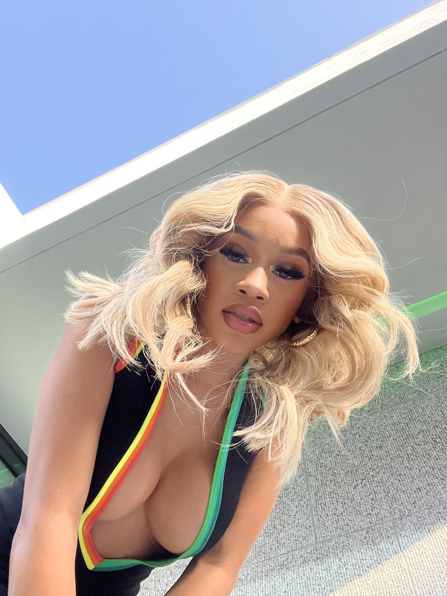 Saweetie's tweet photo. did you shave?? https://t.co/IbZjGwCCtb