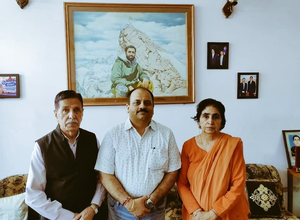 Risshiraj1975's tweet photo. भारत माता के लिए अपने प्राणों का बलिदान देने वाले शूरवीर यौद्धा कैप्टेन विक्रम बत्रा (परमवीर चक्र) को उनकी जन्म जयंती पर ऋणी राष्ट्र की ओर से शत शत नमन। जय हिंद। 

@vishalbatra1974 
@NutanBatra 
#CaptainVikramBatra 
#Kargil 
@adgpi 
@YkJoshi5 
@NorthernComd_IA https://t.co/3u2KTFoBUs