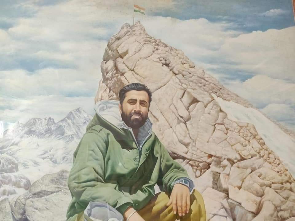 Risshiraj1975's tweet photo. भारत माता के लिए अपने प्राणों का बलिदान देने वाले शूरवीर यौद्धा कैप्टेन विक्रम बत्रा (परमवीर चक्र) को उनकी जन्म जयंती पर ऋणी राष्ट्र की ओर से शत शत नमन। जय हिंद। 

@vishalbatra1974 
@NutanBatra 
#CaptainVikramBatra 
#Kargil 
@adgpi 
@YkJoshi5 
@NorthernComd_IA https://t.co/3u2KTFoBUs