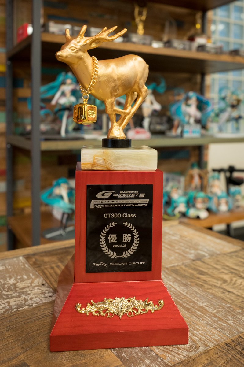 RSファインのガレージに鈴鹿のトロフィー取りに行ってきました🦌🔔 金